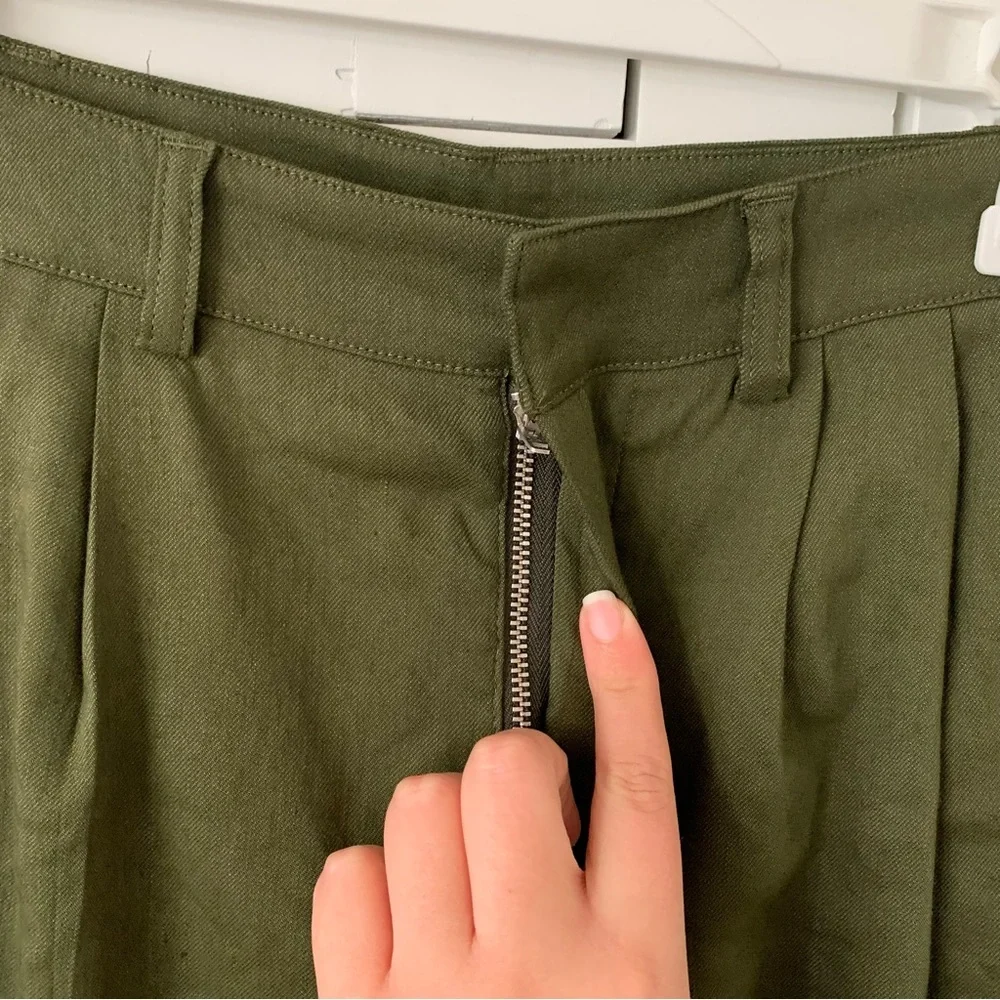 Frame Green Linen Pleated Cuffed Short Size 10